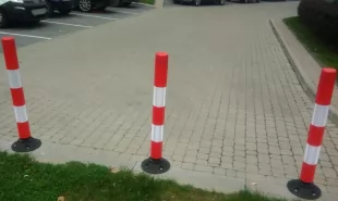 Słupek parkingowy blokujący FLEXPIN | PCV, 75 cm, na stopie, uchylny